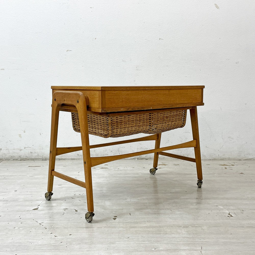 デンマークビンテージ Danish Vintage ソーイングテーブル サイドテーブル オーク材ラタンバスケット キャスター付き 北欧家具 ●