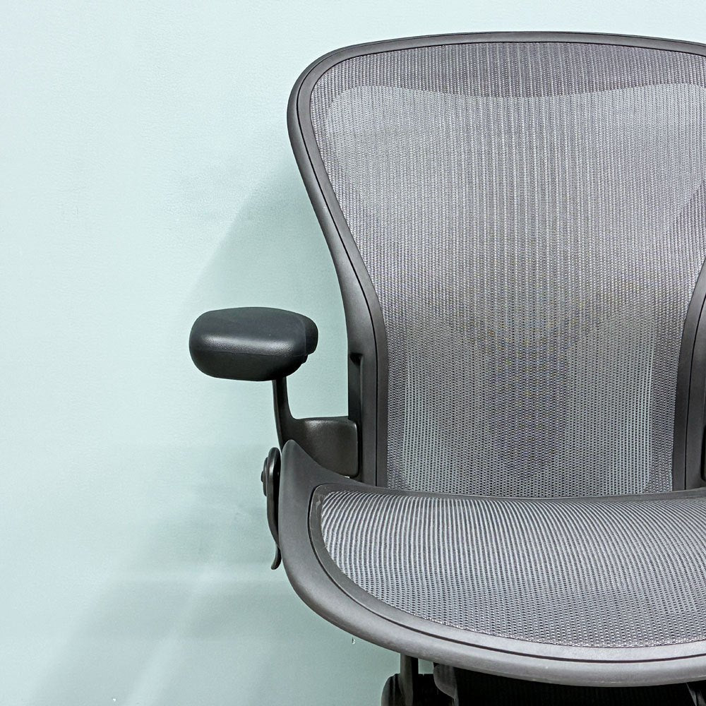 ハーマンミラー Herman Miller アーロンチェア デスクチェア リマスタード ライト Bサイズ グラファイトベース ビル・スタンフ ＆ ドン・チャドウィック ポスチャーフィット ◎