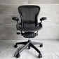 ハーマンミラー HermanMiller アーロンチェア ライト Bサイズ クラシックカーボンメッシュ ランバーサポート グラファイトベース アーム固定 ババナクッション新品 ♪