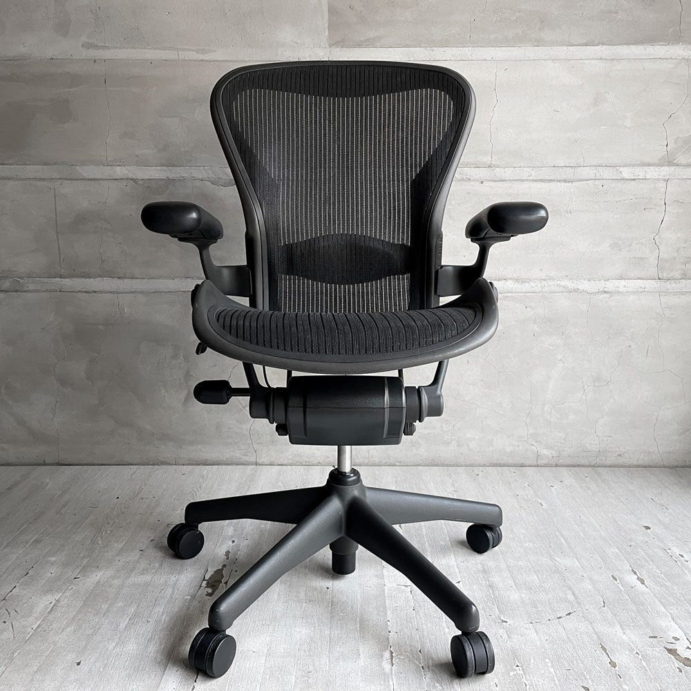 ハーマンミラー HermanMiller アーロンチェア ライト Bサイズ クラシックカーボンメッシュ ランバーサポート グラファイトベース アーム固定 ババナクッション新品 ♪