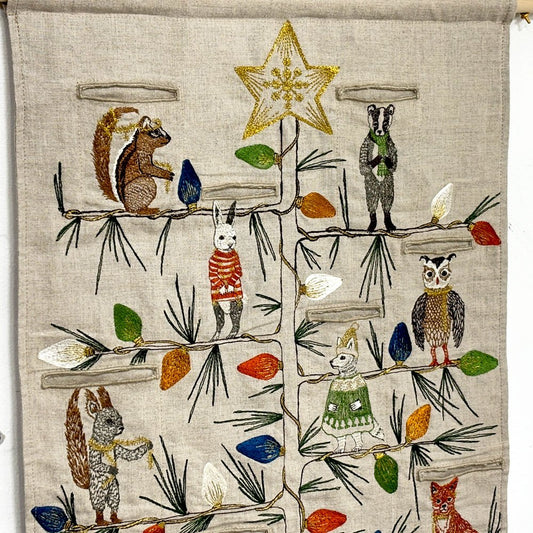 コーラルアンドタスク Coral & Tusk ツリートリマーズ Tree Trimmers 12days アドベントカレンダー タペストリー クリスマス ファブリック 刺繍 参考定価￥39,600- 廃番 ●