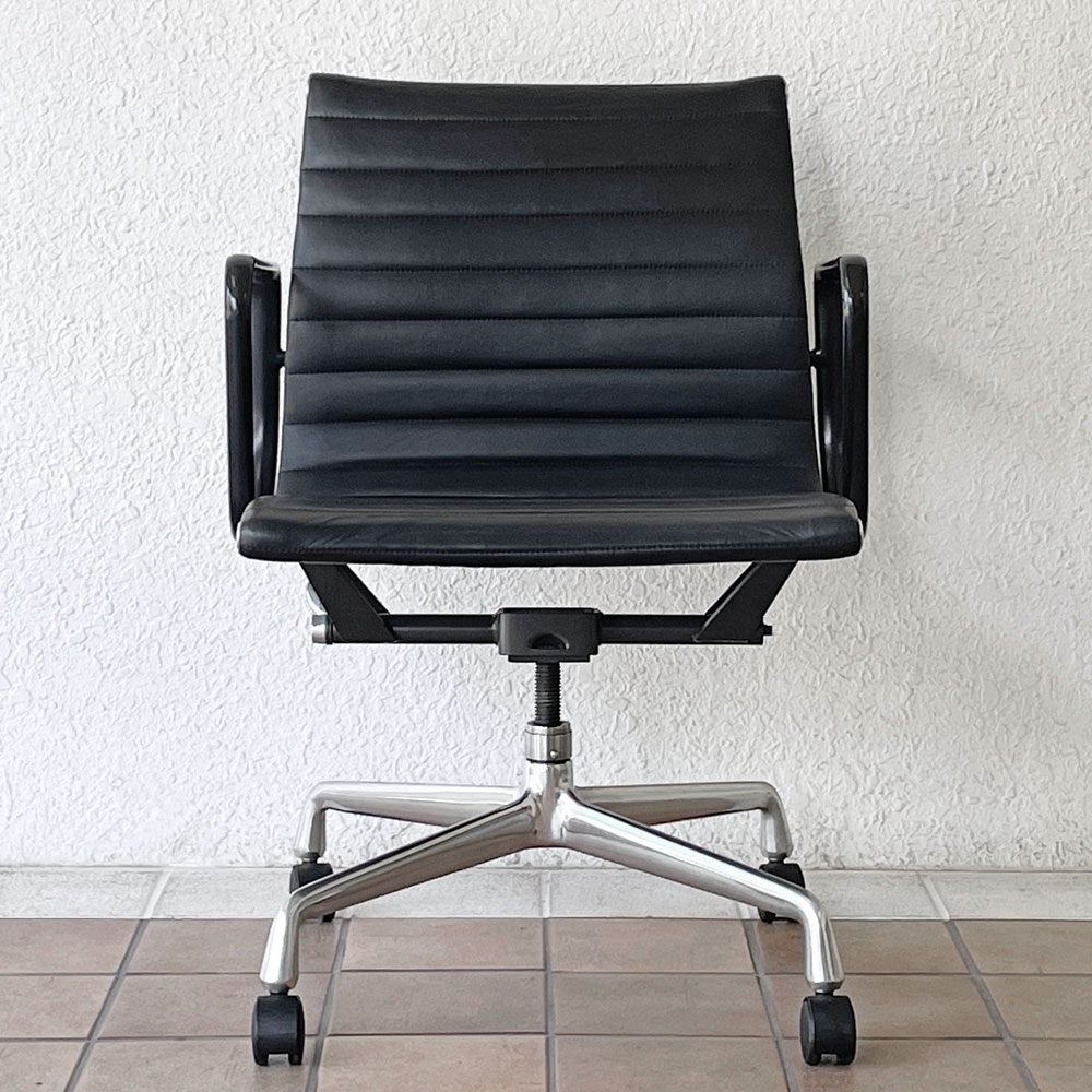 ハーマンミラー Herman Miller アルミナムグループ マネジメントチェア デスクチェア 本革 4本脚 アームチェア キャスター イームズ ビンテージ ◇