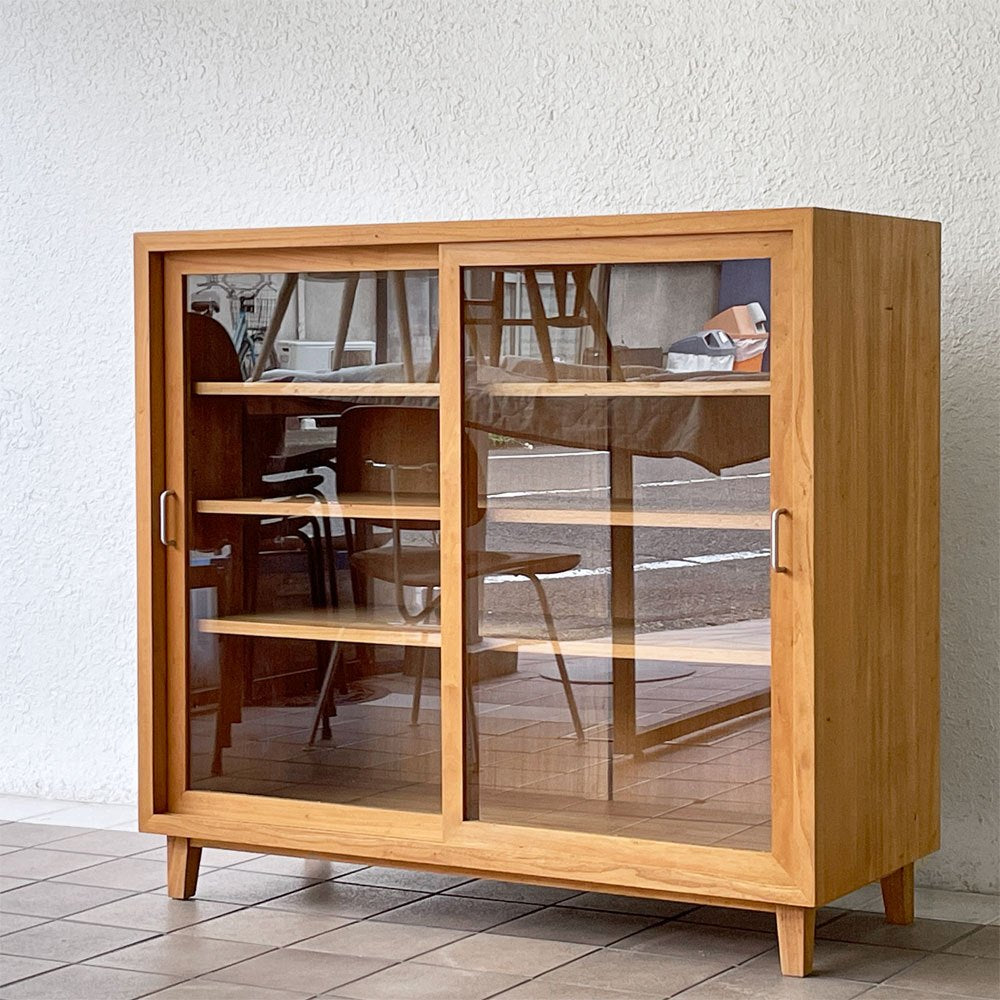 巣巣 susu ガラスキャビネット 食器棚 本棚 チーク無垢材 引き戸扉 北欧テイスト ナチュラルデザイン ◇
