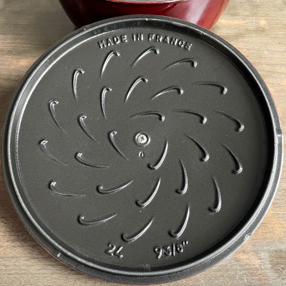 ストウブ Staub リリー シグネチャーココット グレナディンレッド 24cm 両手鍋 ホーロー鍋 IH対応 鋳物 フランス製 プロテクター付き ♪