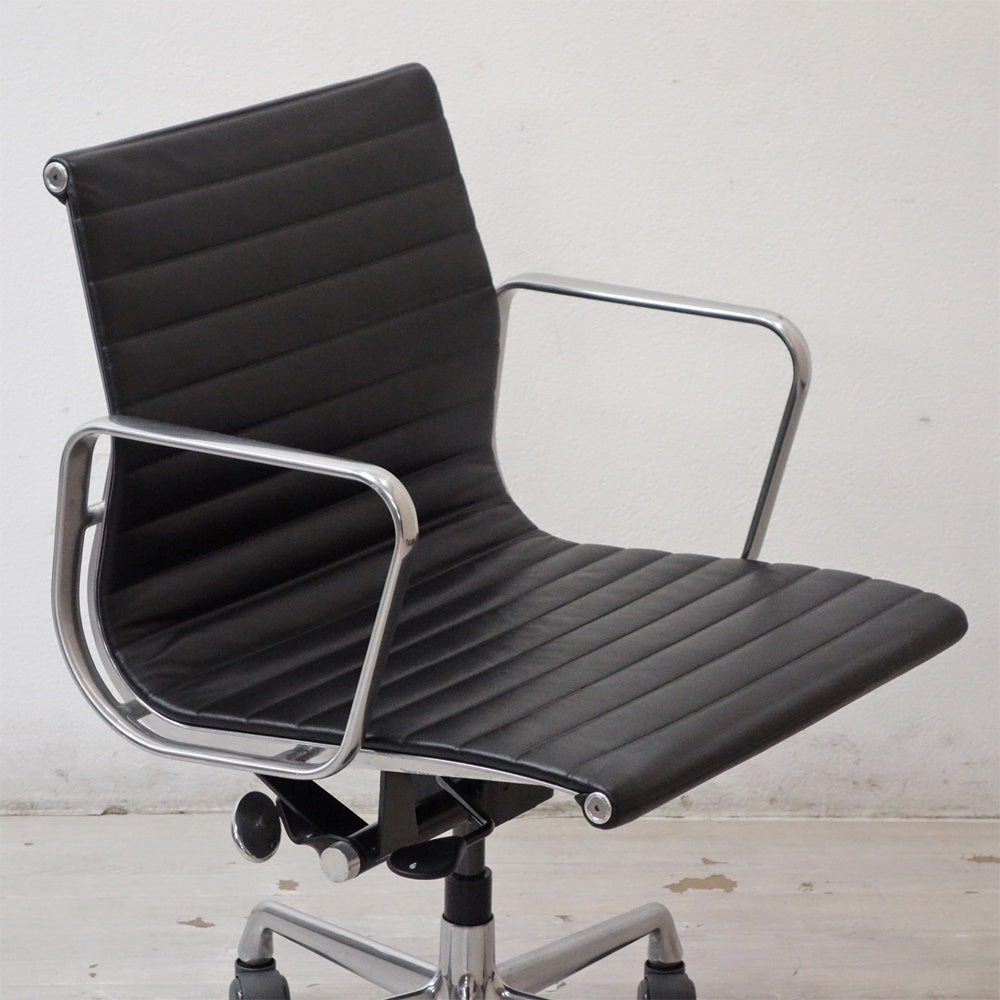 ハーマンミラー Herman Miller イームズアルミナムグループチェア マネージメントチェア アルミバフベース ガス圧昇降仕様 5本脚 キャスタータイプ 本革 イームズ F ●