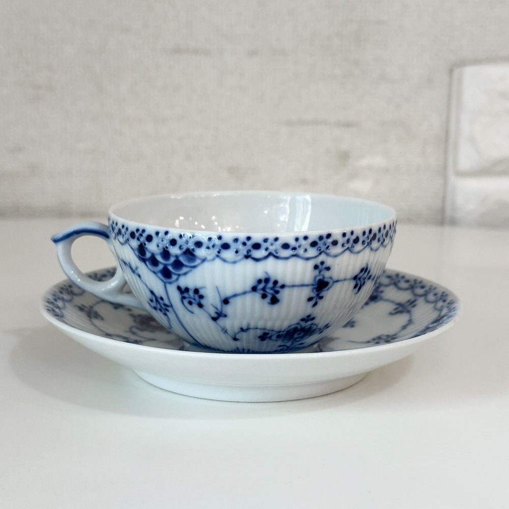 ロイヤルコペンハーゲン ROYAL COPENHAGEN ブルーフルーテッド ハーフレース ティーカップ＆ソーサー 北欧食器 Ｈ ◎