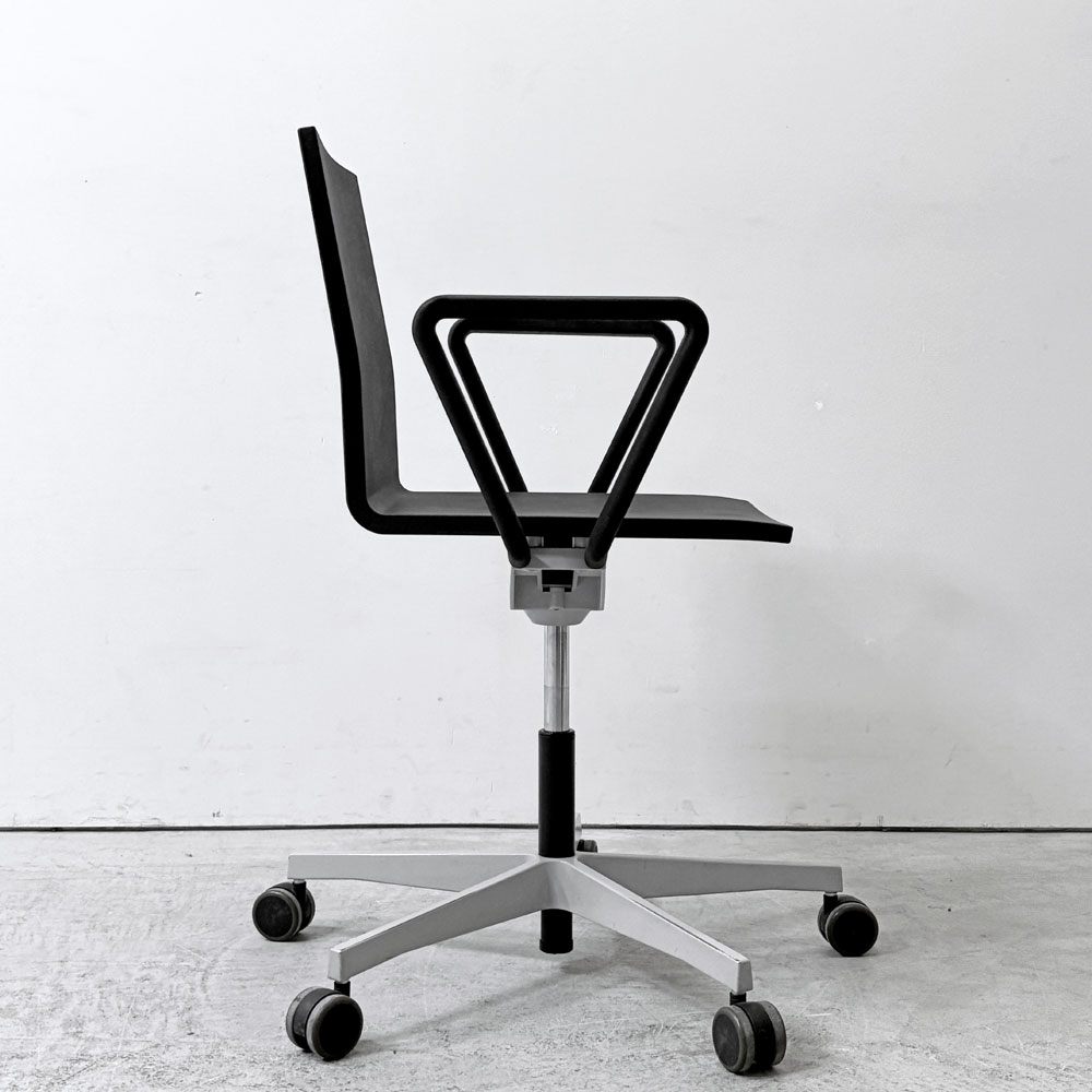 ヴィトラ vitra ゼロフォー 04. スタジオチェア  デスクチェア アームレスト付 ブラック マールテン・ヴァン・セーヴェレン 昇降機能 A ●